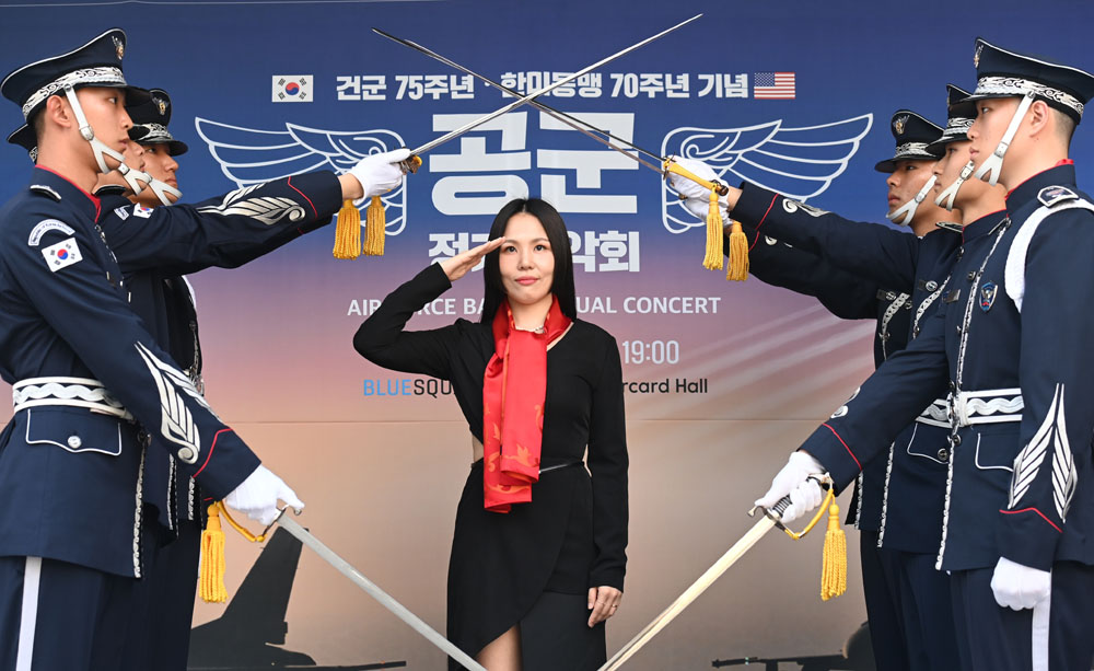 공군은 6월 1일(목) 서울 용산구에 위치한 블루스퀘어에서 ‘2023 공군 정기음악회’에 앞서 가수 알리를 홍보대사로 선정하고 위촉식을 실시했다. 알리가 공군 조종사의 상징인 빨간마후라를 매고 경례를 하고 있다.