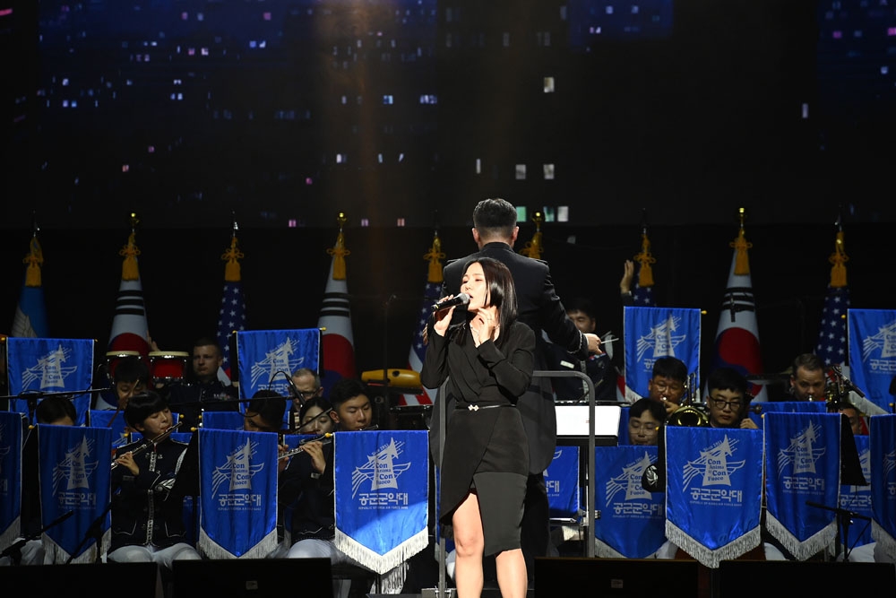 공군은 6월 1일(목) 서울 용산구에 위치한 블루스퀘어에서 ‘2023 공군 정기음악회’에 앞서 가수 알리를 홍보대사로 선정하고 위촉식을 실시했다. 위촉식 이후 열린 음악회에서 알리가 열창하고 있다.