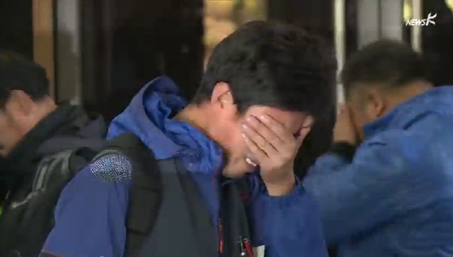 13일 오후, 대법원이 항소심을 파기하며 회사 측 손을 들어주자 슬픔의 눈물을 흘리는 쌍용차 해고 노동자(사진출처-국민TV 뉴스K 방송화면 캡쳐)