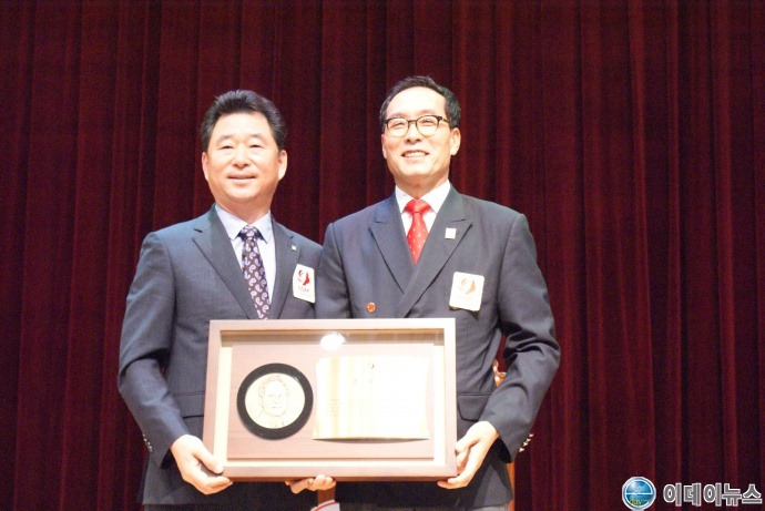 구길용 취임회장과 정우건 이임회장