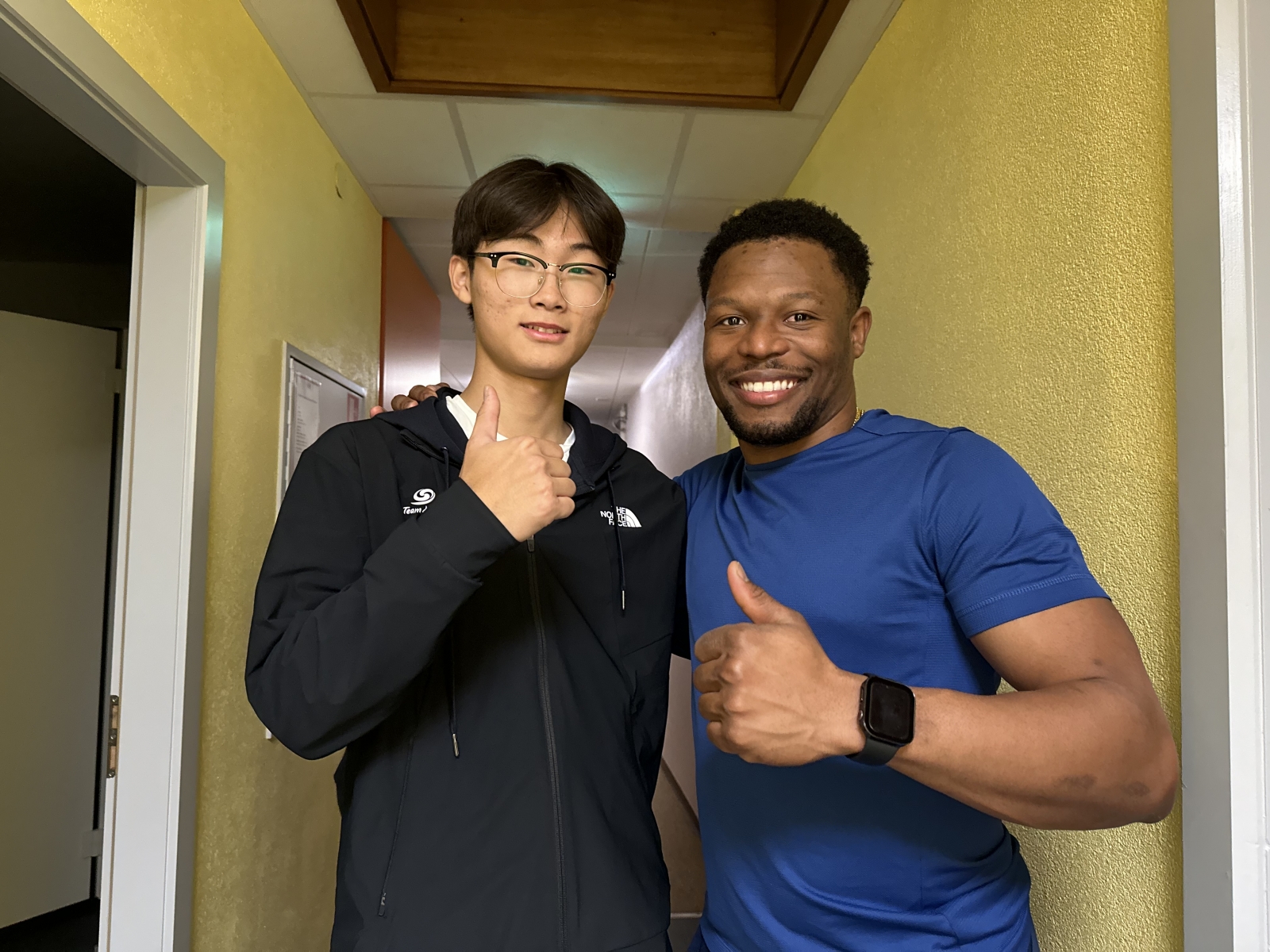 김도윤선수(왼쪽)가 세계적인 사이클 선수 니콜라스 폴과 웃으며 포즈를 취하고 있다. (사진 : 강복자 피플 제공)